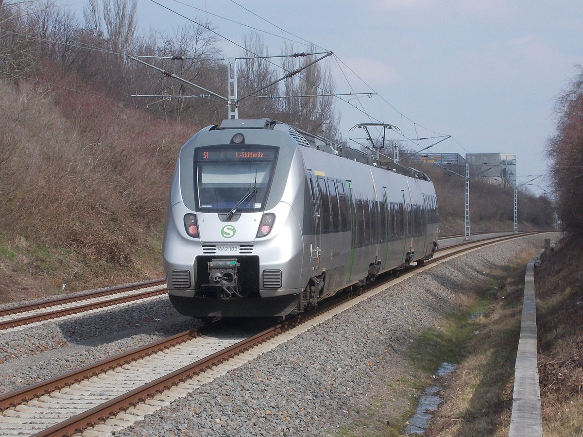 Am Ende vom Bahnsteig in Karlsuher Stra�e aufgenommen den ausfahrenden 1442 103,am 02.April 2018,in Leipzig.