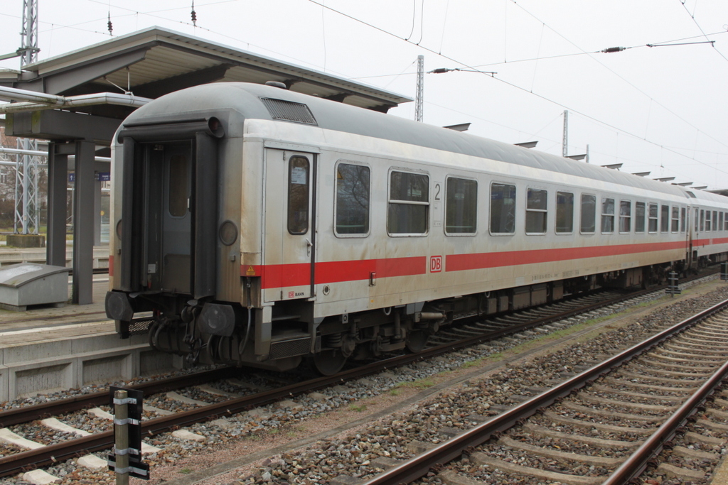 Am Ende des IC 2239(Rostock-Leipzig)lief der 2.Klasse Bimdz mit Aufgenommen am 27.11.2015 im Rostocker Hbf.
