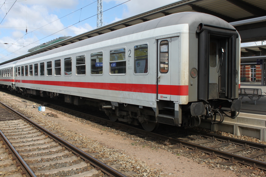 Am Ende des IC 2239(Rostock-Leipzig)lief der 2.Klasse Bimdz mit Aufgenommen am 23.04.2016 im Rostocker Hbf.ab 30.04.2016 fhrt das IC-Paar 2238/2239 wieder Leipzig-Warnemnde-Leipzig