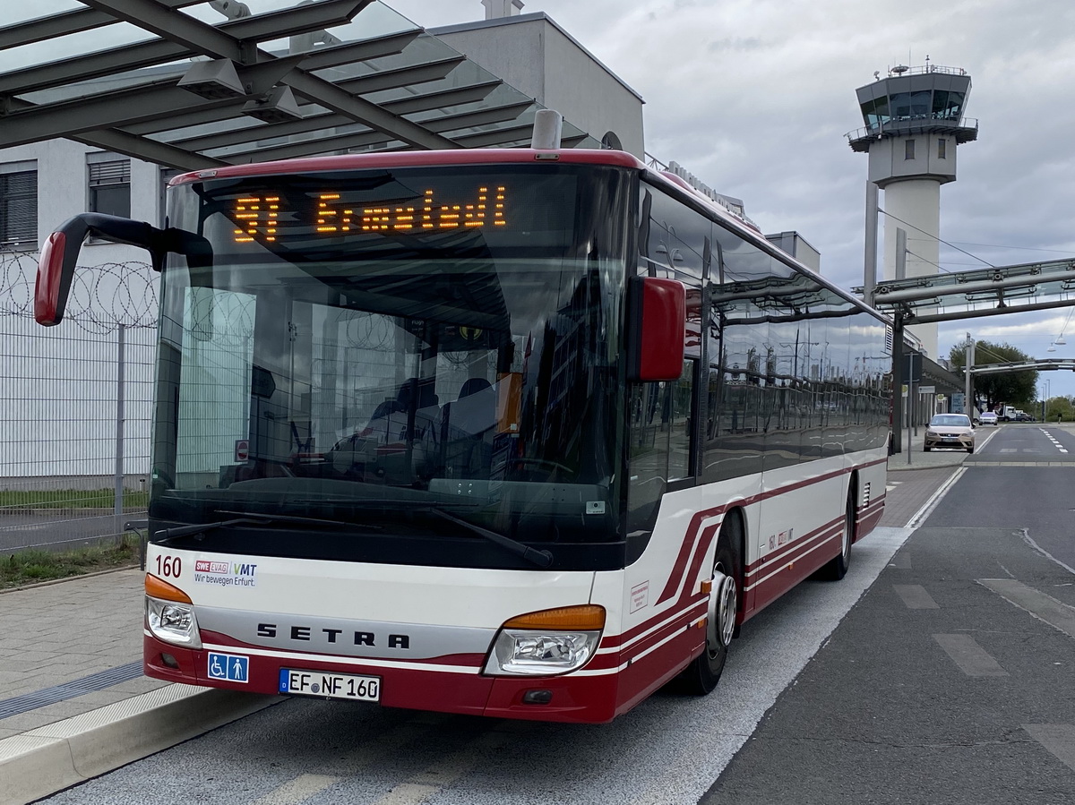 Am Flughafen Erfurt-Weimar steht ein Setra S 415 NF Stadtwerke Erfurt Gruppe am 26. August 2020.