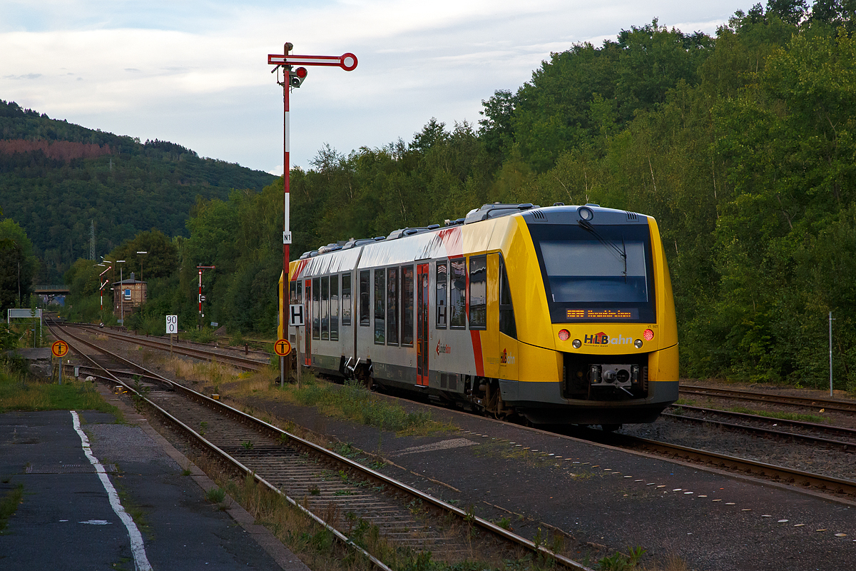 
Am frühen Abend des 20.08.2020 im Bahnhof Herdorf: 
Der VT 507 (95 80 1648 107-8 D-HEB / 95 80 1648 607-7 D-HEB) ), ein Alstom Coradia LINT 41 der neuen Generation, der HLB (Hessische Landesbahn GmbH, fährt von Gleis 2 als RB 96  Hellertalbahn  weiter nach Neunkirchen (Siegerland). 
Hinten beim Stellwerk Herdorf Ost (Ho) steht bereits das Signal auf Hp 2 – Langsamfahrt (max. 40 km/h).
