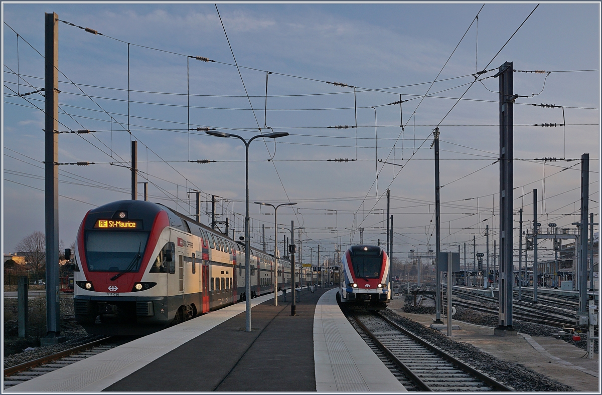 Am frühen Morgen in Annemasse zeigt sich auf dem Gleis G der SBB RABe 511 036 als RE nach St-Maurice und daneben der SBB LEX RABe 522 232 nach Coppet. 
Während das Gleis G als einziges Gleis in Annemasse mit 15 000 Volt 16 2/3 Hertz versorgt wird, werden alle anderen Geleise mit 25000 Volt und 50 Hertz gespeist.

21. Jan. 2020