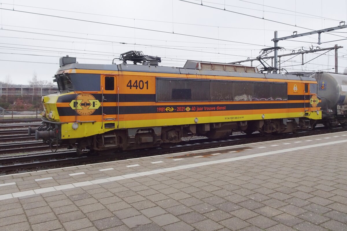 Am grauen 19.Februar 2023 treft RRF 4401 mit ein Kesselwagenzug in Amersfoort ein. INs Ära der Mehrsyustemmietloks ist die Einsatz einer ex-1600/1800 bei die RRF eher rar geworden.