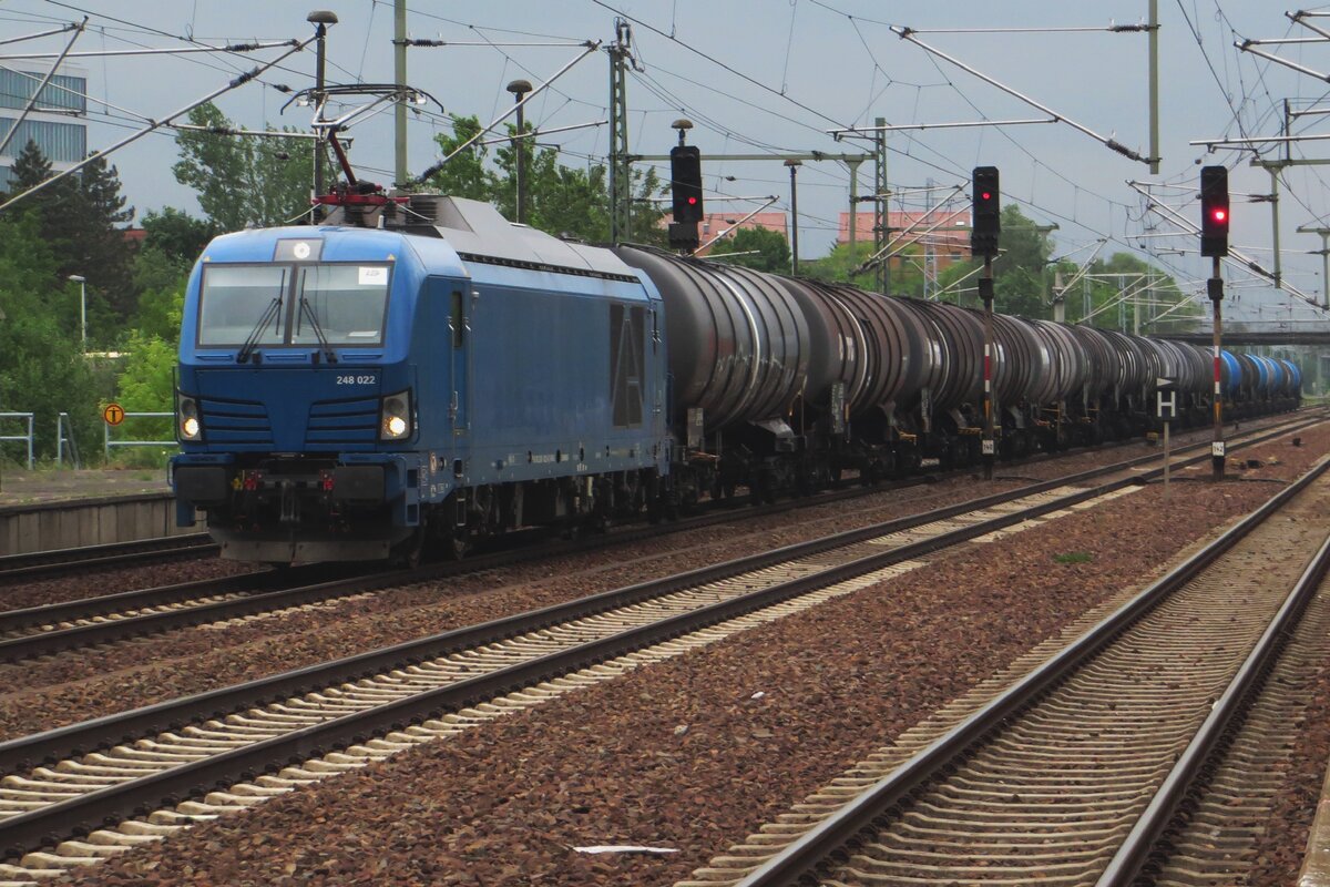 Am grauen 23 Mai 2023 schleppt 248 022 ein Kesselwagenzug durch Berlin-Schönefeld.