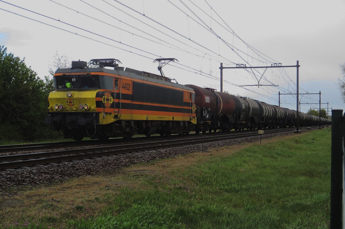 Am grauen 5.Mai 2021 durchfahrt RRF 402 samt Kesselwagenzug Wijchen.