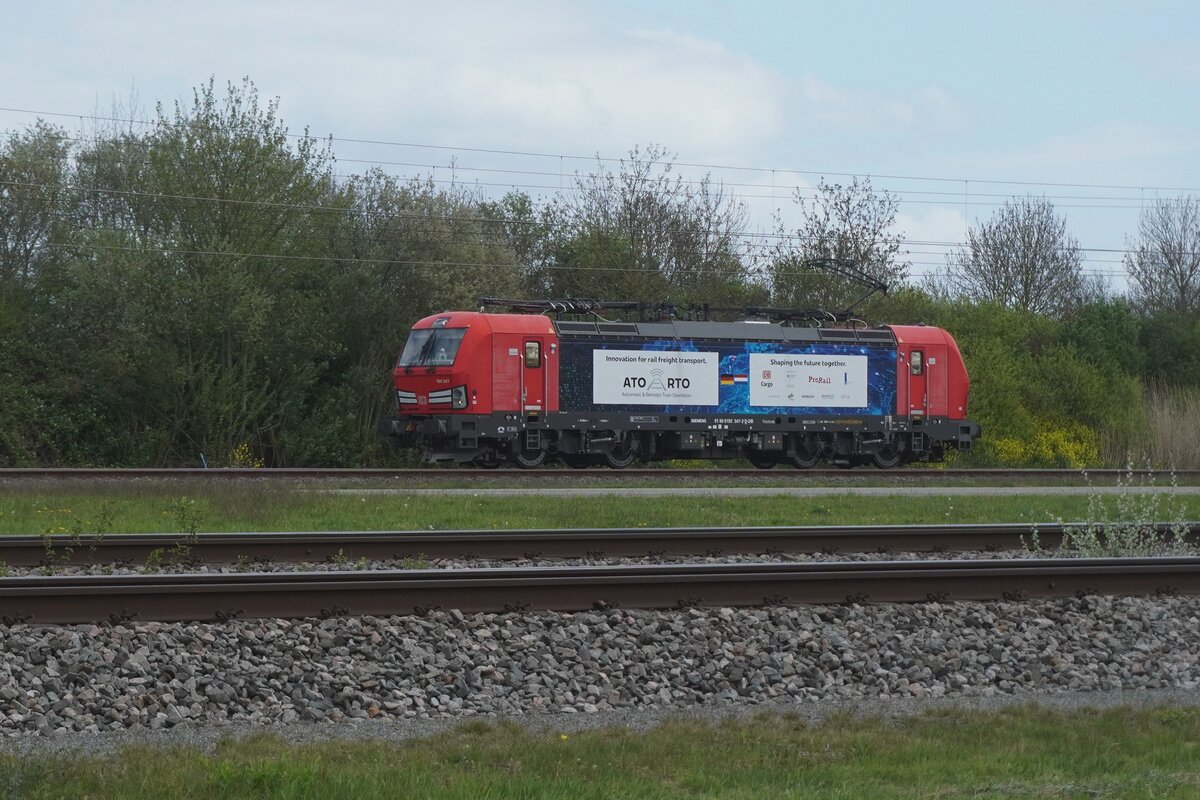 Am grauen Mitag von 16 April 2026 macht 193 347 ein Testfahrtversuch für automatischer Betrieb, aber schon nach eine Minute müsstie der Test abgebrochen werden wegen Systempannen am Lok, die hier bei Valburg ein 2.Versuch zum Testfahrt macht -auch ohne Erfolg.
