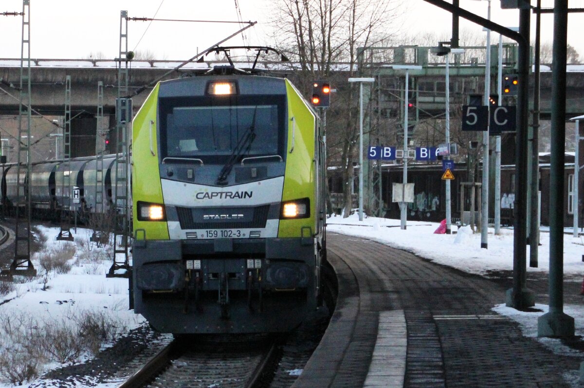 Am Kopf! Captrain 159 102 zieht am 13 Februar 2026 ein Getreidezug durch Hamburg-Harburg.