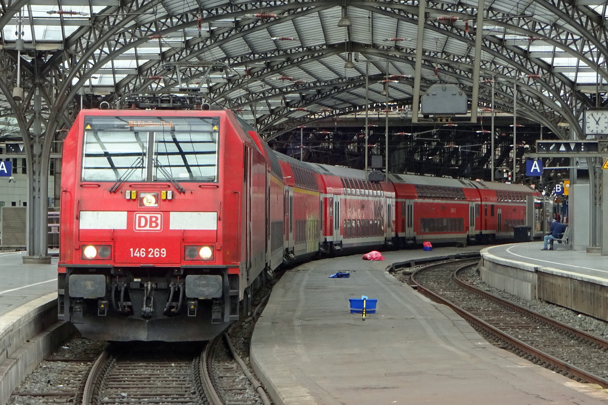 Am Kopf der RE-1 steht am 23 September in Köln Hbf 146 269.
