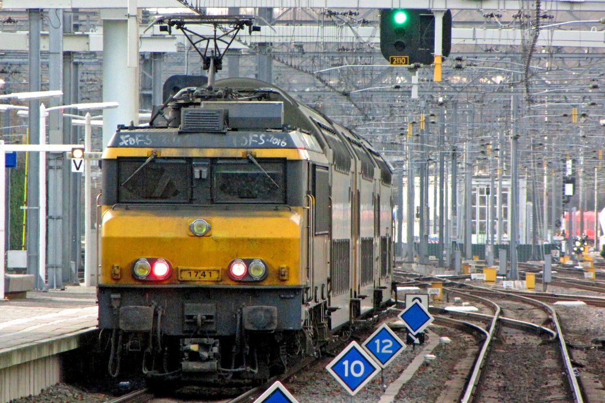 Am Kopf dieser RE ist NS 1741 in Arnhem am 12 Dezember 2019. Die DD-AR mit 1700er prägten für 35 Jahre der Regionalverkehr in die Niederlánde; eine Ära endete am 14 dezember 2019; zwei Tage nach dieser Schüss.