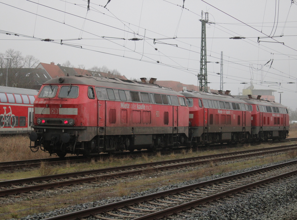 Am Mittag des 22.12.2025 standen 218 418+218 431 und 218 425 im Rostocker Hbf.