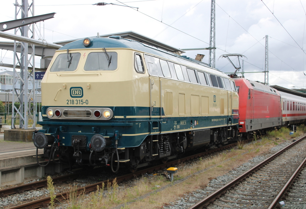 Am Mittag des 24.08.2025 stand 218 315-0 mit ihrer schönen Ozeanblau/Beige Farbe im Rostocker Hbf.