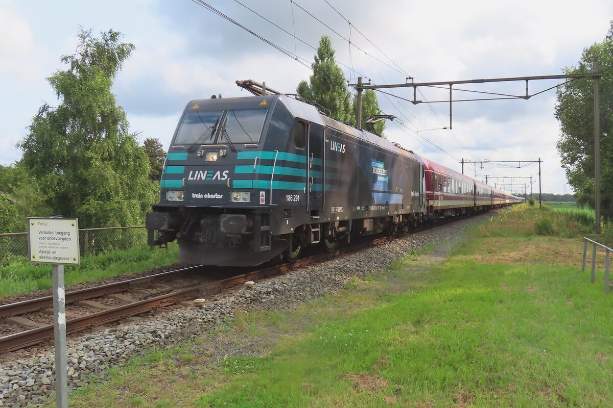 Am Morgen von 24 Juli 2024 durchfahrt Lineas/TCS 186 291 mit ein umgeleiteter Nachtzug aus Praha Niftrik. TCS und LIneas arbeiten zusammen mit der European Sleeper Nachtzge zwischen Bruxelles-Midi und Praha hl.n.