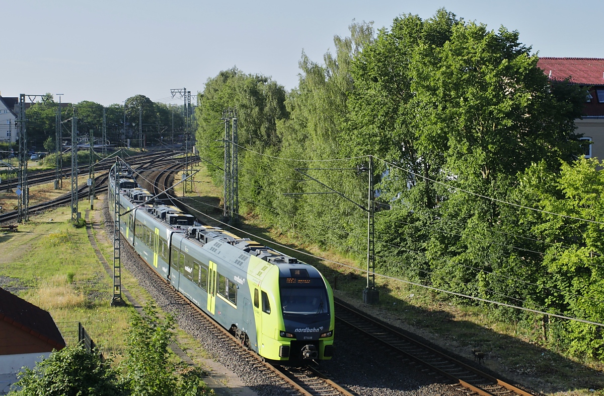 Am Morgen des 08.07.2023 f�hrt der Nordbahn-Flirt 3 ET 6.08 mit einer RB 61 aus Elmshorn in Richtung Itzehoe aus