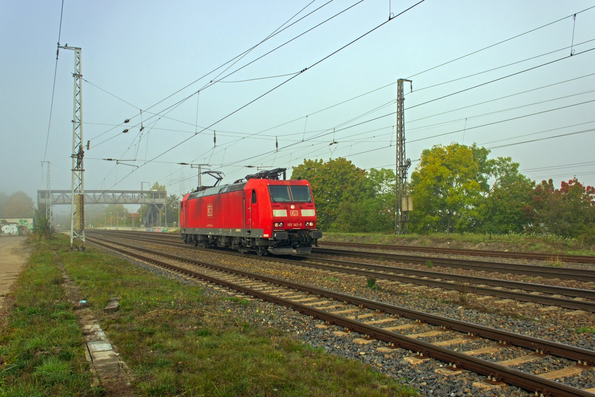 Am Morgen des 13.10.2020 f�hrt 185 145 durch den nebligen Bahnhof Saarmund.