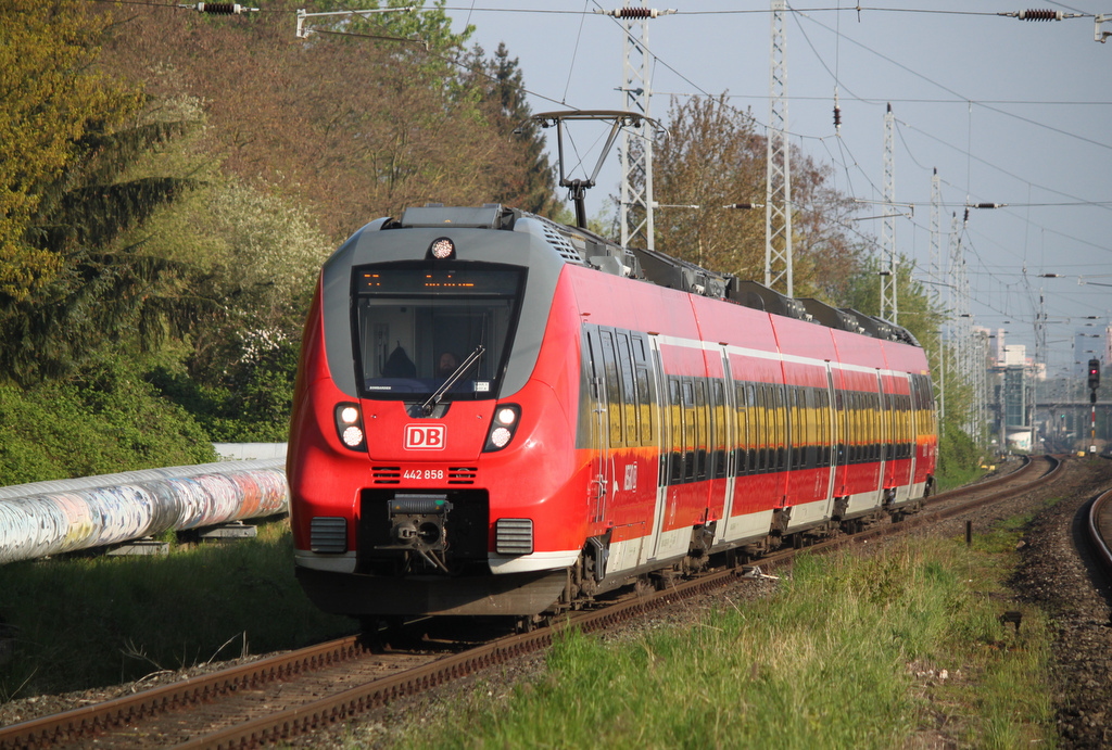 Am Morgen des 14.05.2017 hatte der Tf des 442 858 in Rostock-Bramow gute Laune und begr��te den Fotografen mit Fernlicht.