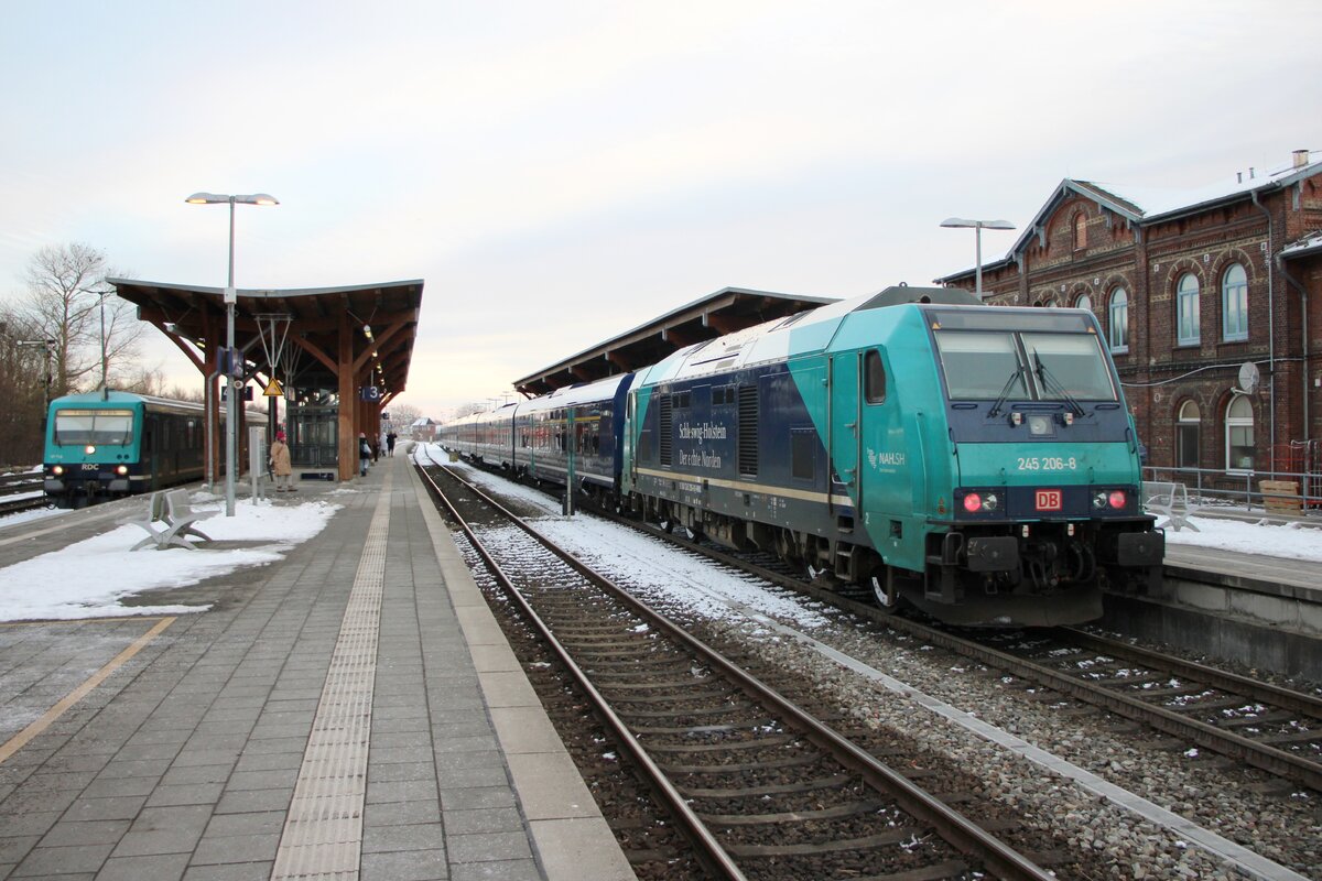 Am Nachmittag von 15 Februar 2026 steht DB 245 206 mit der RE nach Hamburg-Altona in Niebüll.