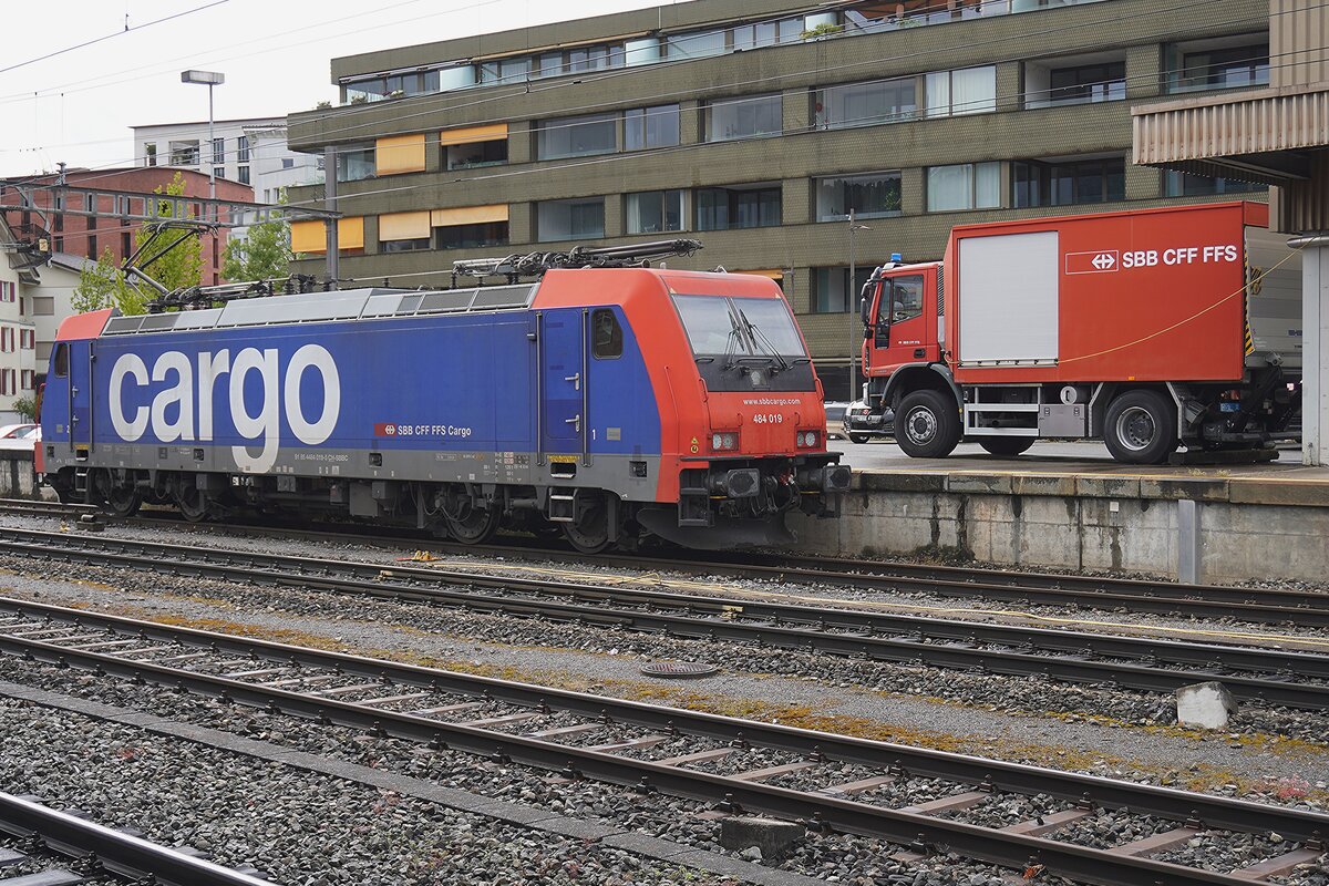 Am Nachmittag von 15 Mai 2026 macht SBB 484 019 Pause in Rotkreuz.
