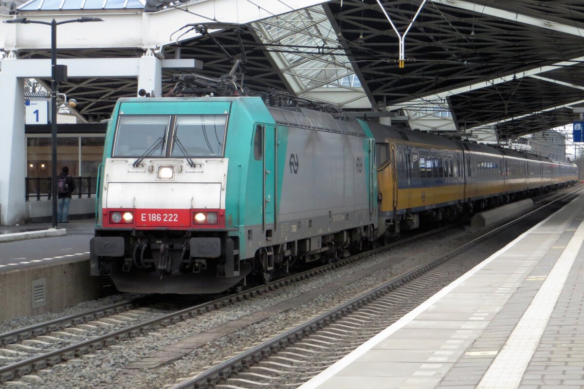 Am Nachmittag von 24 Jänner 2021 steht 186 222 mit der letzte IC-Direct nach Eindhoven in Tilburg. Innerhalb eine Stünde soll es in beinahe alle Städte in die Niederlande Krawallen geben weil die Wappies sich immer nicht mit der Realität verstehen willen...