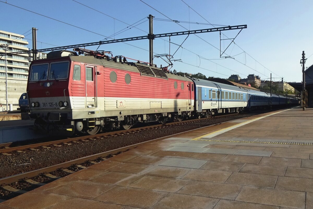 Am Rande vom Bahnsteig in Praha hl.n. wurde am 20 September 2020 ZSSK 361 125 mit ein EuroCity nach Zilina über Pardubice und Puchov auf den Chip gerettet.