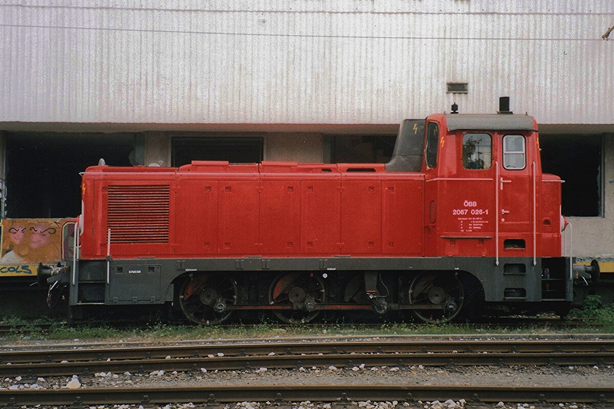Am regnerischen 30 Mai 2004 steht �BB 2067 023 in Salzburg-Itzling.