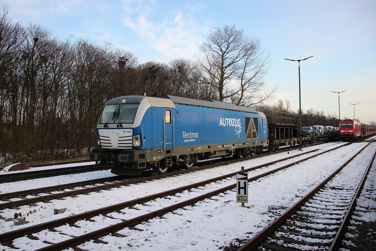 Am sonnigen Nachmittag verlasst RDC 247 908 'DEBBIE' mit deren Sylt-Shuttle Niebüll auf den Weg nach Westerland (Sylt). 