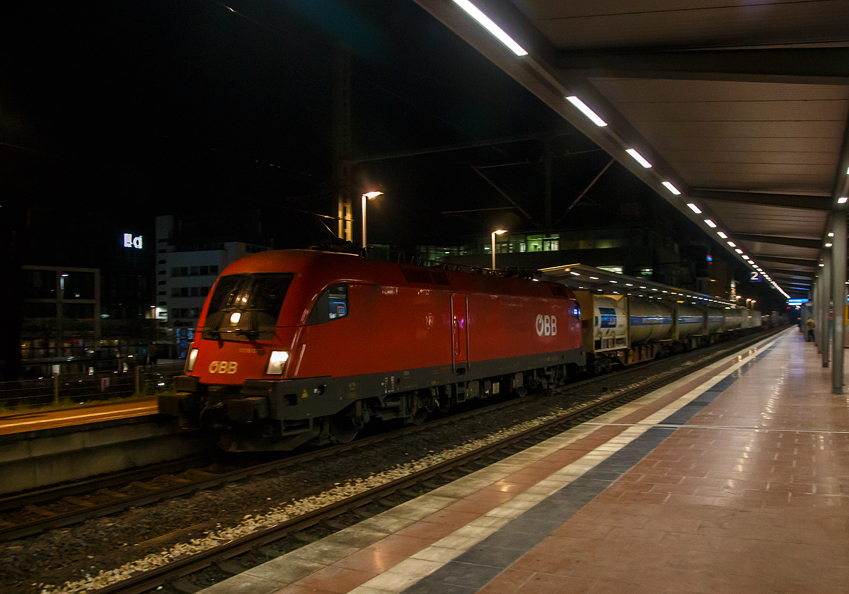 Am späten Abend um 22:00 Uhr kamen wir in Siegburg an und hatten so 45 Minuten bis unser RE 9, für das letzte Teilstück, kam. So hatte ich etwas Zeit für Nachtbilder.....
Der Taurus 2 ÖBB 1116 077 (A-ÖBB 91 81 1116 077-9) fährt am 22.03.2021 um 22:03 Uhr, mit einem KLV-Zug, durch den Bahnhof Siegburg/Bonn in Richtung Köln. Der Zug kam über die Siegstrecke (KBS 460).

Die Elektrische Universallokomotive vom Typ Siemens ES64U2  wurde 2002 von Siemens in München-Allach unter der Fabriknummer 20506 und an die ÖBB als 1116 077-7 geliefert. Sie hat die Zulassungen für Österreich und Deutschland.