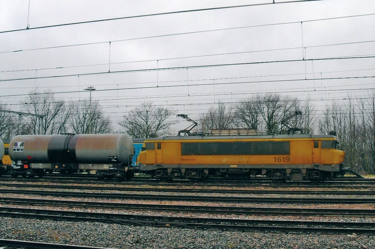 Am trüben 1 Februar 2010 steht Railion 1619 in Nijmegen. 