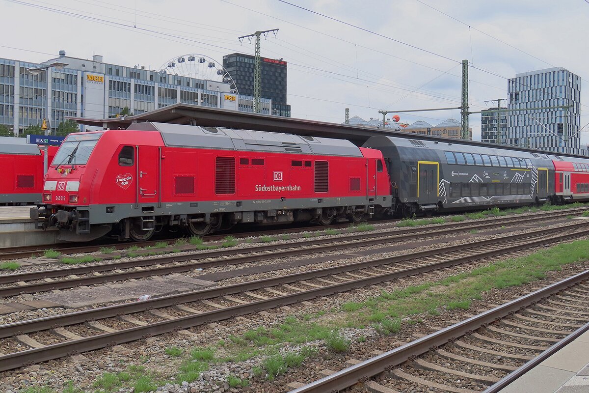 Am trüben 12 September 2024 steht 245 015 mit deren RB nach Mühldorf in München Ost abfahrtbereit.