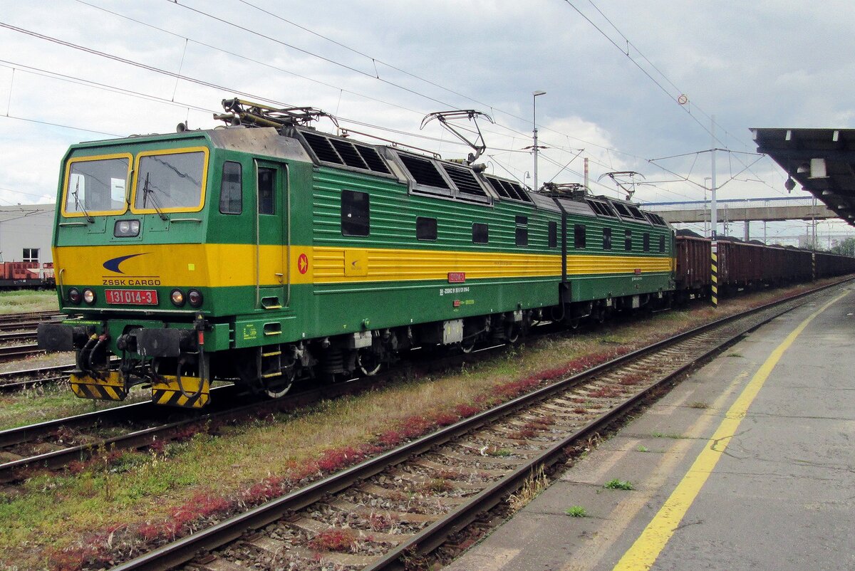 Am trben 26 Mai 2015 treft 131 014 mit ein Kohlezug in Ostrava hl.n. ein.