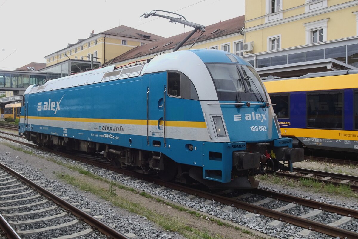 Am trüben 27 Mai 2022 wartet ALEX 183 002 in Regensburg Hbf auf deren Zug nach München.