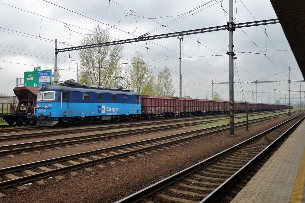 Am trben 4 Mai 2016 steht 122 006 mit ein Kohlezug in Ostrava-Svinov.