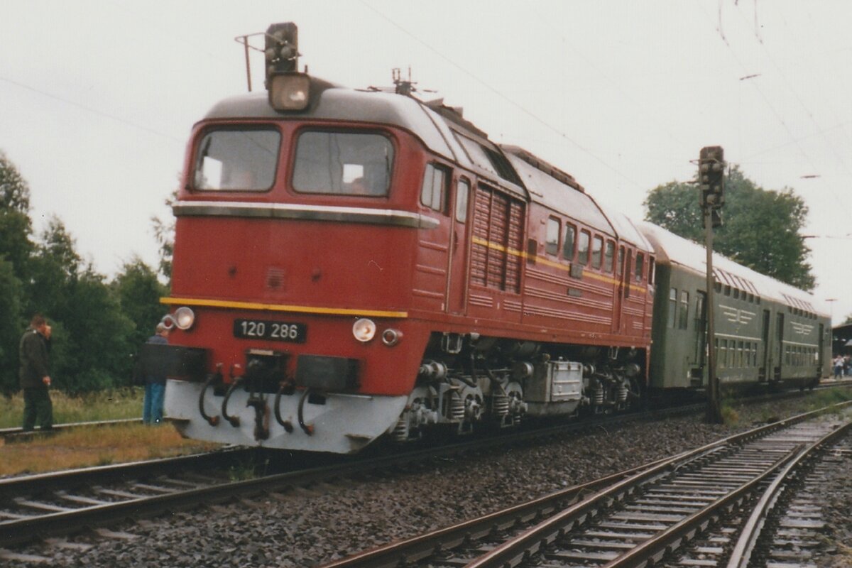 Am verregneten 13.August 1997 war es dank der Discipline der Bahnfans damals kein Problem, wann während ein Bahnhofsfest in Rheydt-Odenkirchen ein ex-DR Regionalzug mit 120 286 ins freien Feld fotografiert wurde.