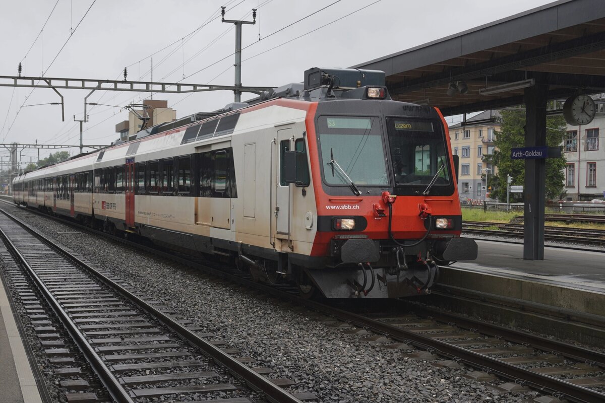 Am verregneten 15.Mai 2026 treft SBB 560 293 als RB nach Luzern in Arth-Goldau ein.