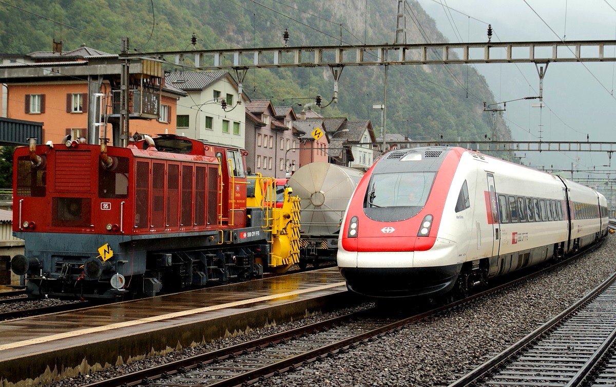 Am verregneten 16.09.2016 durchfährt ein RABDe 500 mit dem ICN 684 (Lugano -Basel SBB) den Bahnhof Erstfeld, links eine 1982 von Beilhack gebaute selbstfahrende dieselelektrische Schneeschleuder Xrot m 95-96