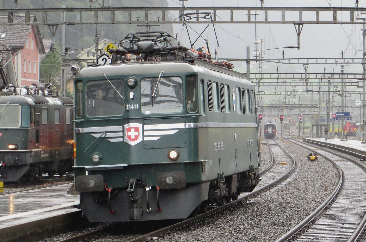 Am verregneten 19 September 2021 fand der 1. Edition der Gotthard Bahntage in Erstfeld statt und 11411 war dabei. Hier setzt sie sich gegen ein Sonderzug nach Gschenen.