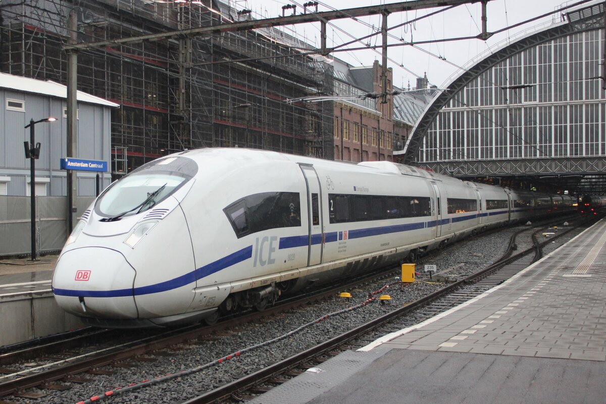 Am verregneten 20 Februar 2026 steht ICE 408 029/8029 abfahrtbereit in Amsterdam Centraal.
