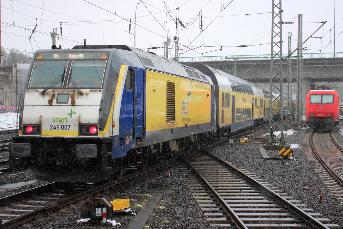 Am verschneeten 14 Februar 2026 schiebt Start/Metronom 246 007 der RE nach Cuxhaven aus Hamburg-Harburg aus.