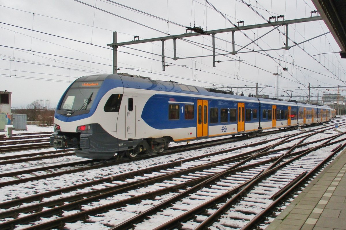Am verschneeten 8 Jänner 2017 steht NS 2515 in Nijmegen Centraal.