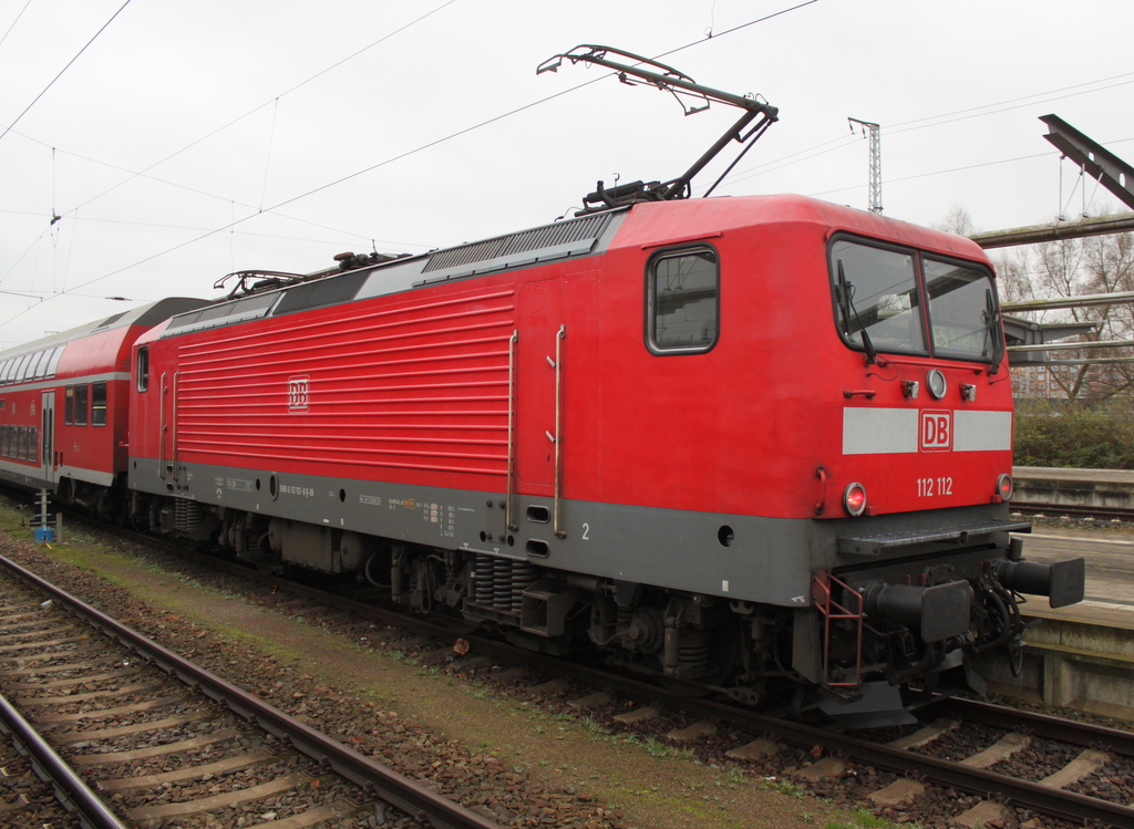 Am Vormittag des 26.11.2017 stand 112 112-8(Bh Cottbus)mit RE 92589 von Rostock Hbf nach Oranienburg im Rostocker Hbf

