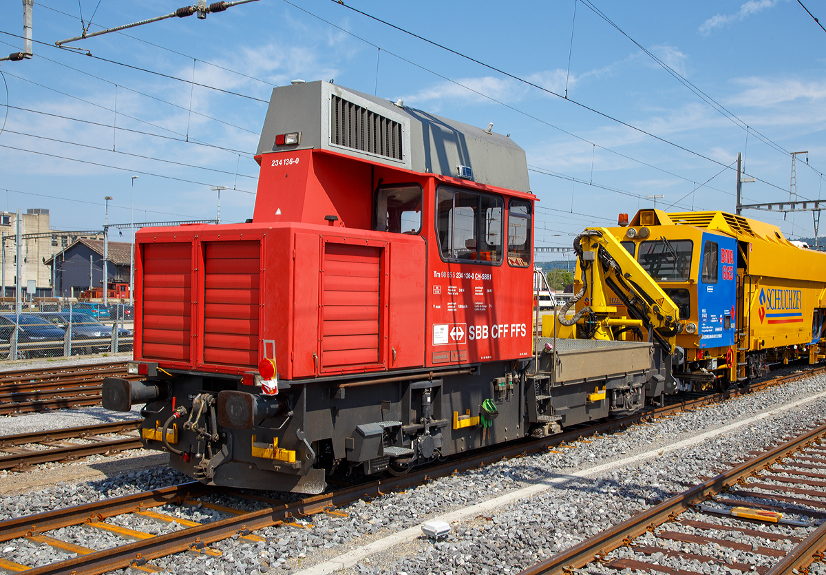 
Am Zugschluss der Bautraktor bzw. das Baudienstfahrzeug Tm 234 136-0 (Tm 98 85 5 234 136-0 CH-SBBI) der SBB Infrastruktur am 18.05.2018 beim Signalhalt im Bahnhof Yverdon-les-Bains (VD). 

Der Tm 234 Ameise ist ein zweiachsiger Bautraktor der Schweizerischen Bundesbahnen (SBB) und einiger Privatbahnen. Er wurde ab 1997 vom Konsortium Stadler Rail / Bombardier Transportation / Winpro / ADtranz hergestellt. Die letzte Serie wurde von der Stadler Winterthur AG (ehemals Winpro AG) gebaut und 2007 ausgeliefert. Insgesamt wurden ein Prototyp und 132 Serienfahrzeuge gebaut. Die „Ameise“  Tm 234 136-0 wurde im Jahr 2003 gebaut, das Chassis ist von  Bombardier  und das Fhrerhaus von Stadler unter der Fabriknummer 751.
