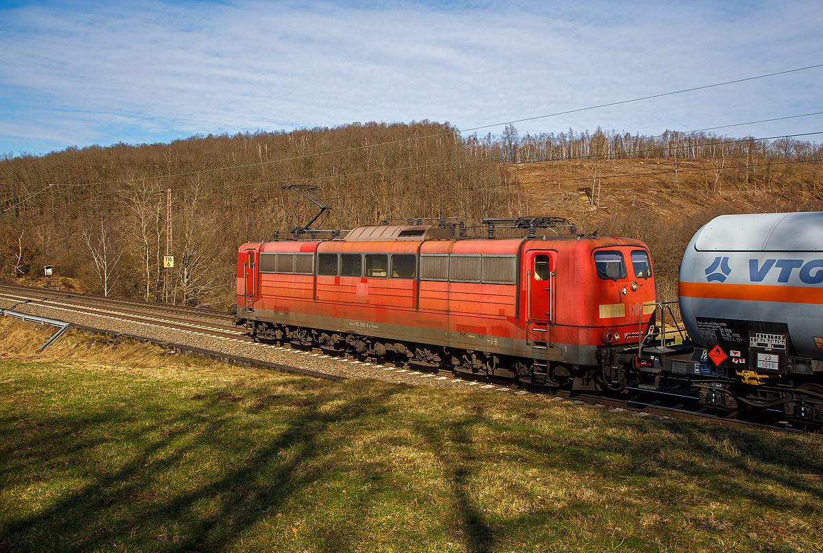 Am Zugschluss, des langen gemischten Güterzug durch Rudersdorf (Kr. Siegen) in Richtung Dillenburg, die nachschiebende an die DB Cargo AG vermietete Railpool 151 099-9 (91 80 6151 099-9 D-Rpool). Später, als ich gerade die Kamera eingepackt hatte, fuhr die 151 099-9 wieder mit einem kurzen Güterzug in Richtung Kreuztal.