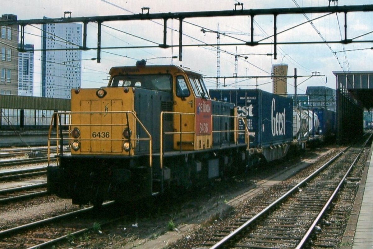 An 2 Augustus 2008 durchfahrt 6437 mit deren Containerzug Eindhoven.