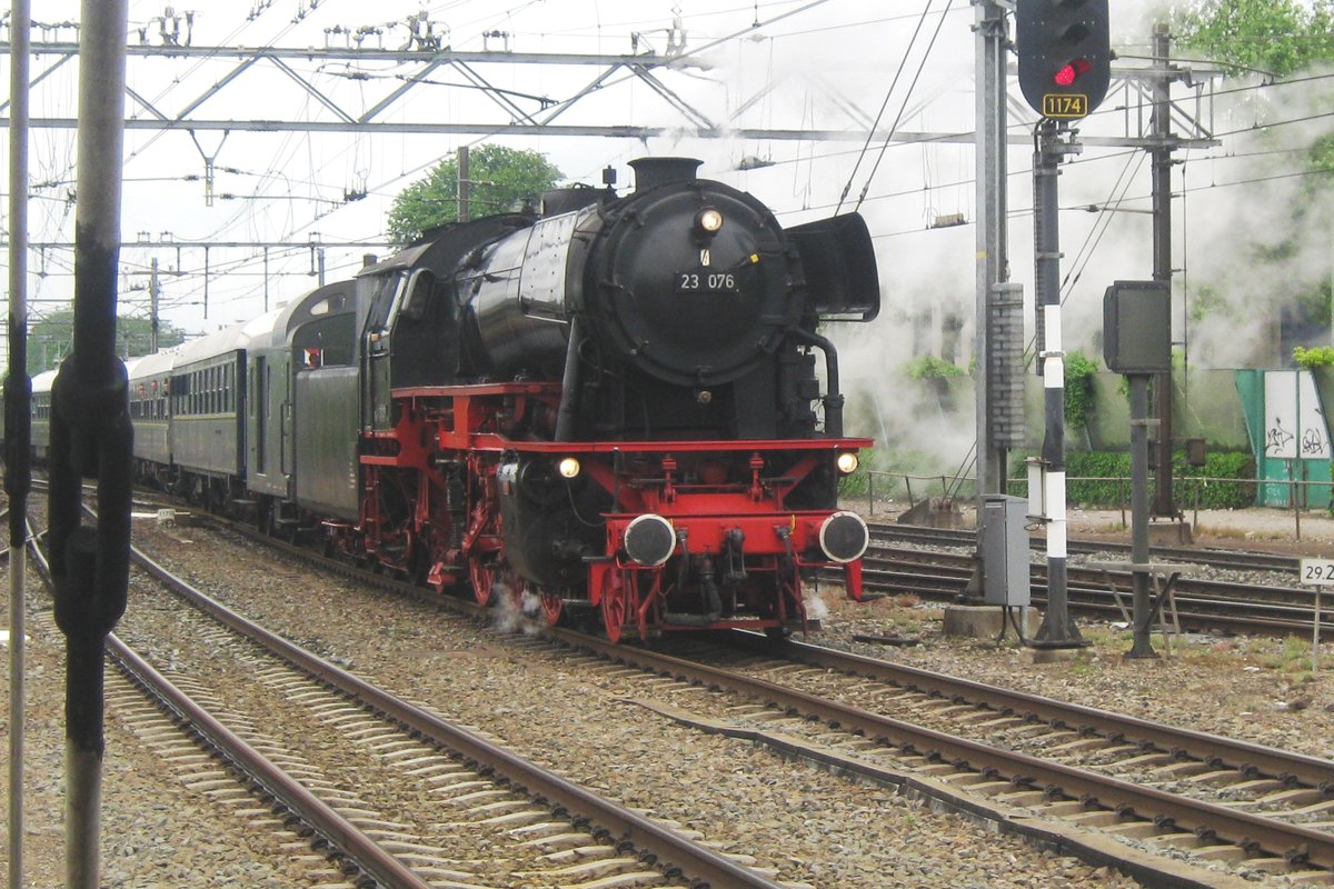 An 2 Juli 2012 treft 23 076 in Dordrecht Centraal ein. 