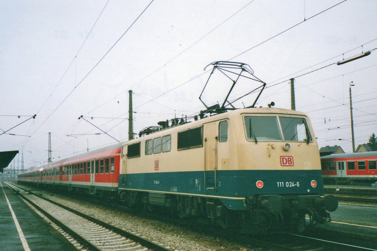 An 23 Dezember 2003 wartet 111 024 auf die Weiterfahrt in Freilassing.  
