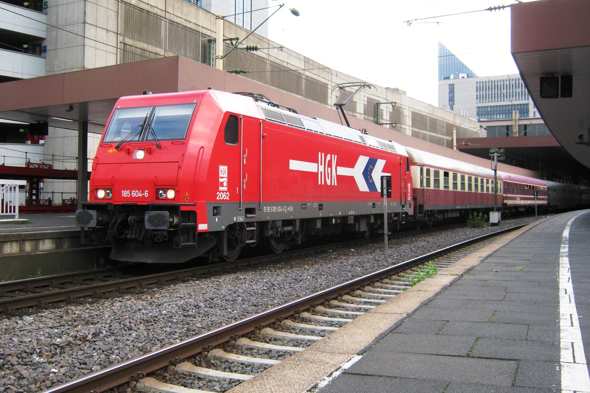 An 27 September 2010 steht der Füssballsonderzug mit HGK 185 604 in Düsseldorf Hbf.