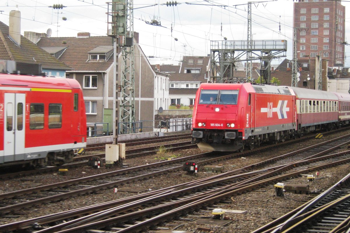 An 27 September 2010 treft ein Füssballsonderzug mit HGK 185 604 in Kö9ln Hbf ein.