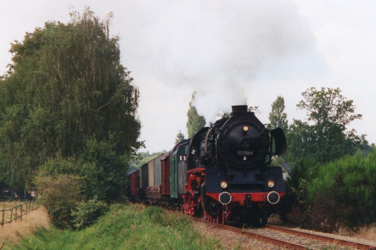 An 5 September 2000 treft 50 3564 der VSM mit ein Fotoguterzug in Loenen ein.