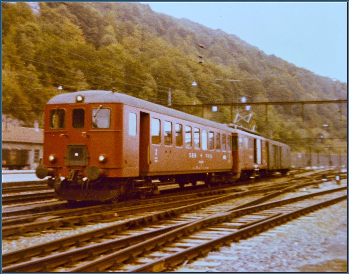 An etwa derselben Stelle wie beim vorangegangen Bild konnte vor gut vierzig Jahren diesen aus dem Vallée de Joux in Vallorbe eintreffenden Personenzug fotografieren. Zu jener Zeit verfügte die PBr kaum über eigenes Rollmaterial und die (kurzen) Züge wurden von der SBB gestellt. Der Zug besteht aus einem Bt, dem De 4/4 1670 und einem Postwagen. 

Analogbild vom 2. Oktober 1982