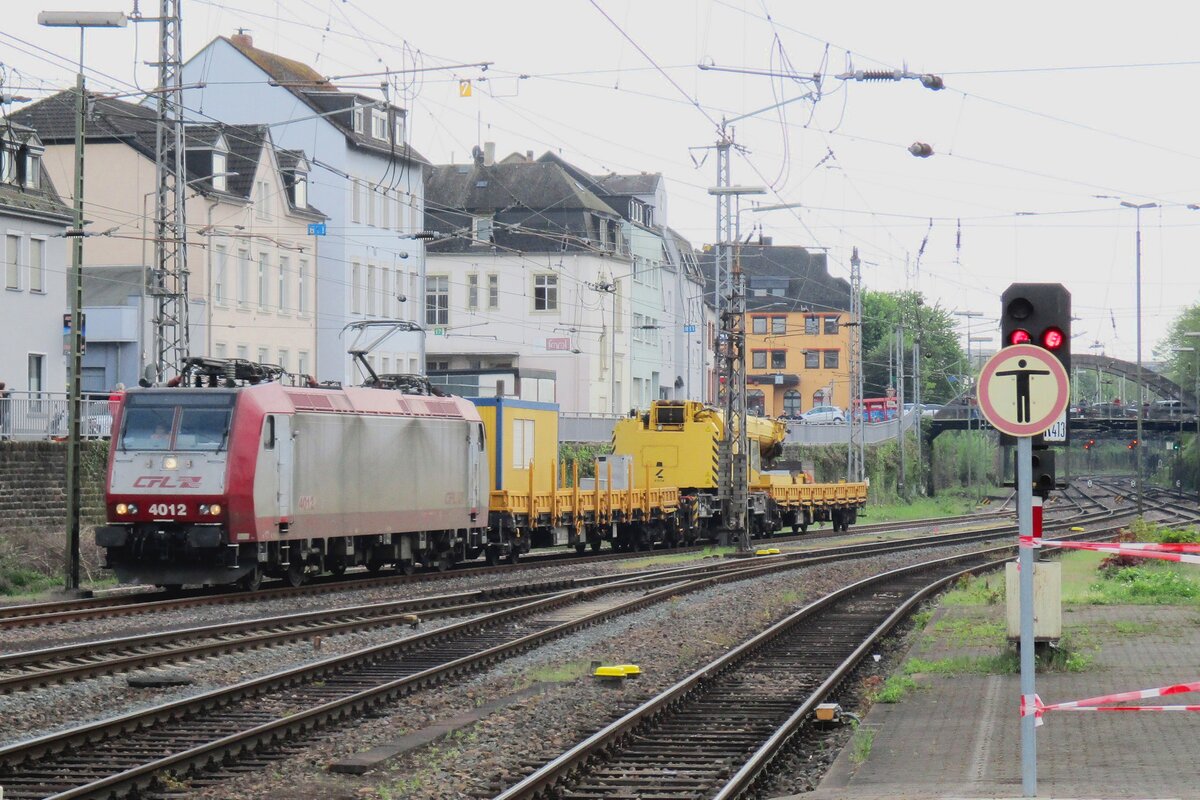 An grauen Abend von 28 April 2018 zieht CFL 4012 ein kurzer Gleisbauzug durch Trier Hbf.