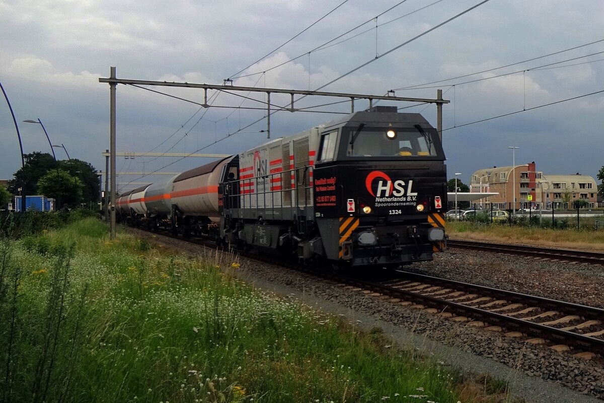 An grauen Abend von 8 Juli 2021 schleppt HSL 1324 ein Gaskesselwagen durch Wijchen.